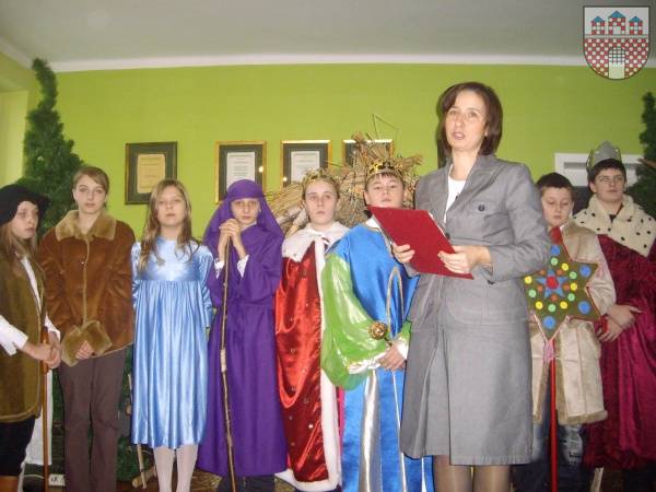 : Grupa kolędników z koła teatralnego Akcent ze Szkoły Podstawowej w Przybynowie.